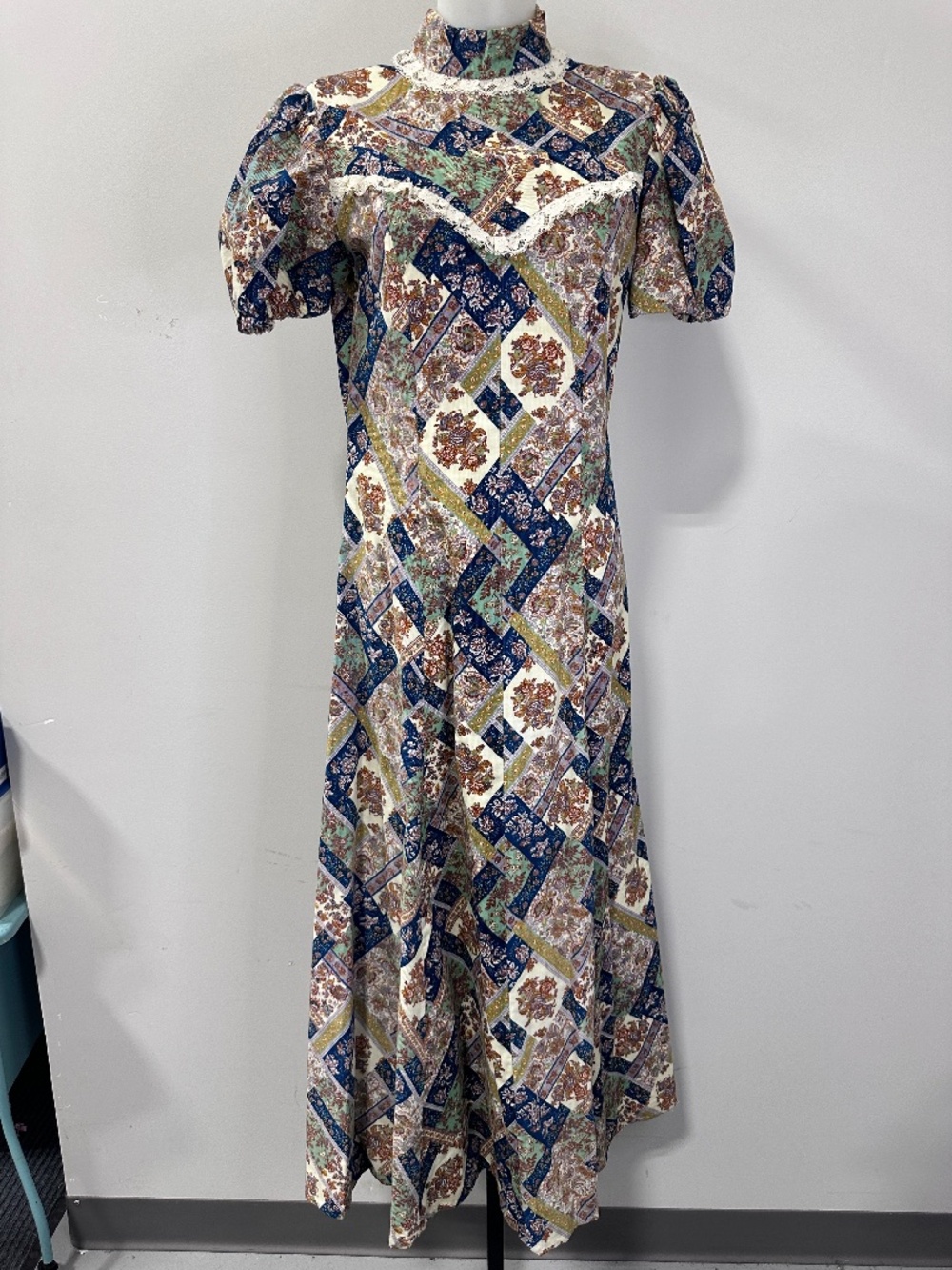 Early 1970s VINTAGE cottage core dress